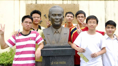 The six medal-winning students pose photo in front of the Le Van Thien (the first director of Vietnam Institute of Mathematics) statue before going to Kazakhstan to compete in the 51st International Mathematics Olympiad. (Photo:Bich Ngoc) The six medal-winning students pose photo in front of the Le Van Thien (the first director of Vietnam Institute of Mathematics) statue before going to Kazakhstan to compete in the 51st International Mathematics Olympiad. (Photo:Bich Ngoc)